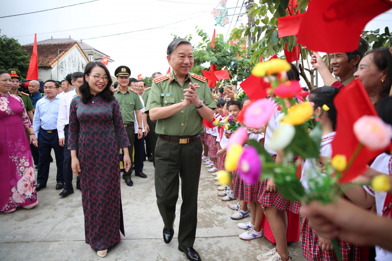 Minister To Lam attends the Great National Unity Festival in Nghe An province -0