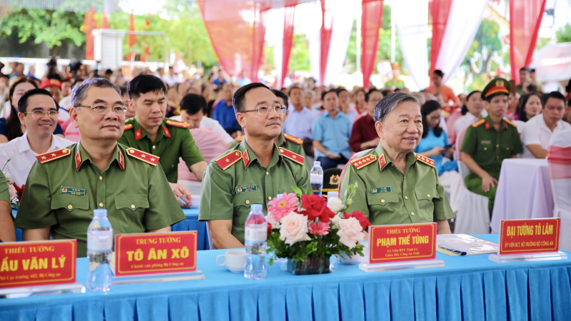 Minister To Lam attends the Great National Unity Festival in Nghe An province -0