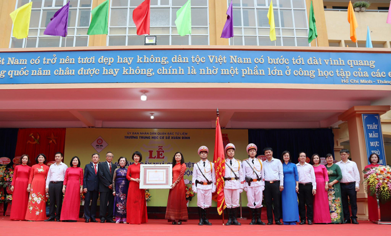 Trường Thcs Xuân Đỉnh Đón Nhận Huân Chương Lao Động Hạng Nhì - Báo Công An Nhân Dân Điện Tử
