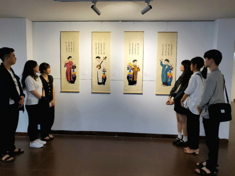 Bảo tàng Mỹ thuật Đà Nẵng trưng bày 240 hiện vật tranh dân gian đặc biệt do các nghệ nhân hiến tặng -1