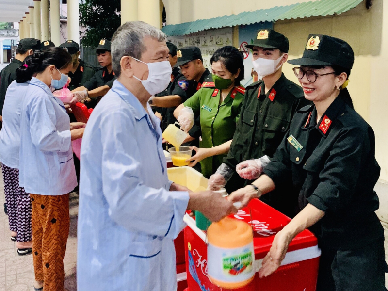 Hơn 600 suất cháo yêu thương được trao cho các bệnh nhân -0