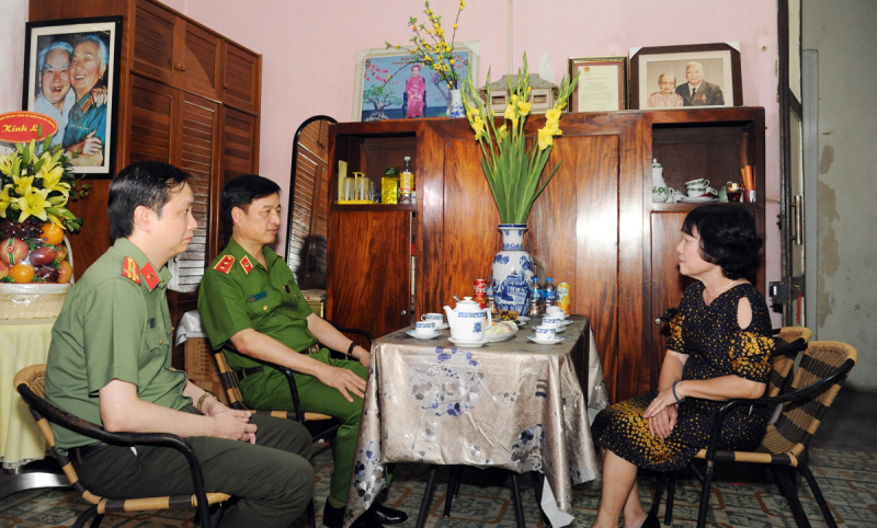 Public security leaders pay tribute to predecessors with great contributions to the forces on Vietnam Teachers' Day -0