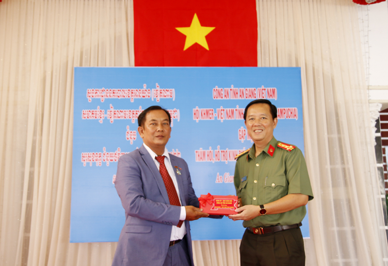 Công an tỉnh An Giang gặp gỡ, thăm hỏi Hội Khmer - Việt Nam  2 tỉnh TaKeo và Kandal - Campuchia -0