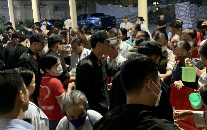 Hơn 600 suất cháo yêu thương được trao cho các bệnh nhân -0