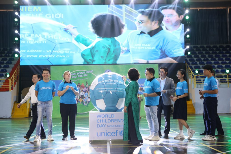 Đà Nẵng: Thắp sáng cầu Rồng với ánh sáng xanh gửi thông điệp tích cực về quyền trẻ  -1