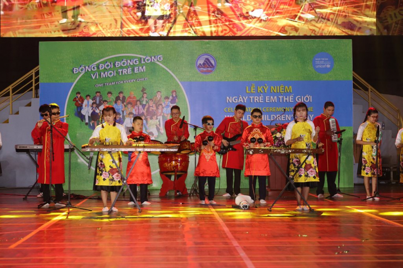 Đà Nẵng: Thắp sáng cầu Rồng với ánh sáng xanh gửi thông điệp tích cực về quyền trẻ  -2