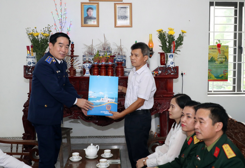 Khơi dậy tình yêu biển đảo cho thế hệ trẻ -0