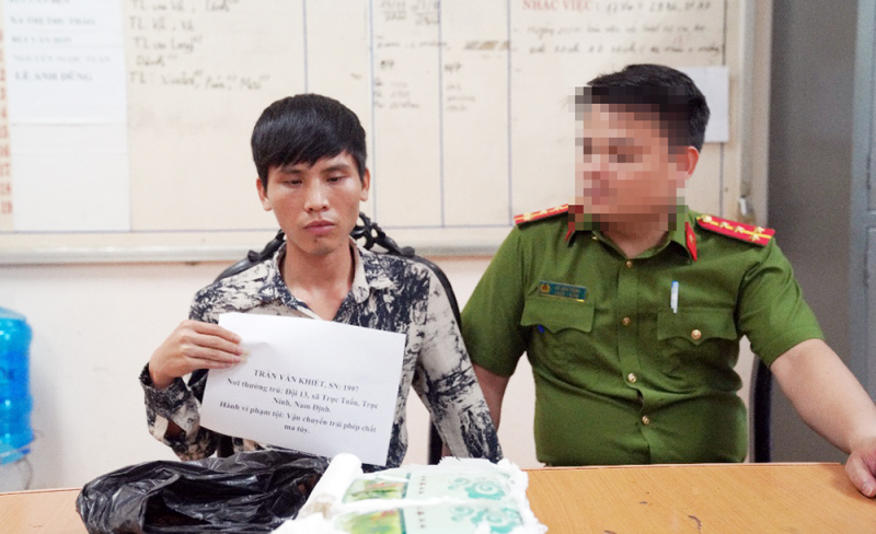 Bắt quả tang đối tượng vận chuyển trái phép gần 2kg ma túy “đá” -0