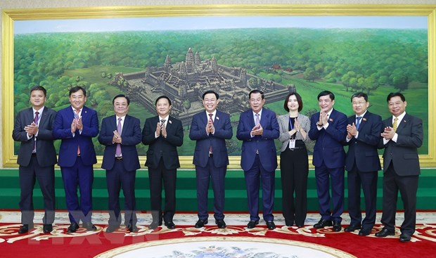 Chủ tịch Quốc hội Vương Đình Huệ hội kiến Thủ tướng Campuchia Hun Sen -0