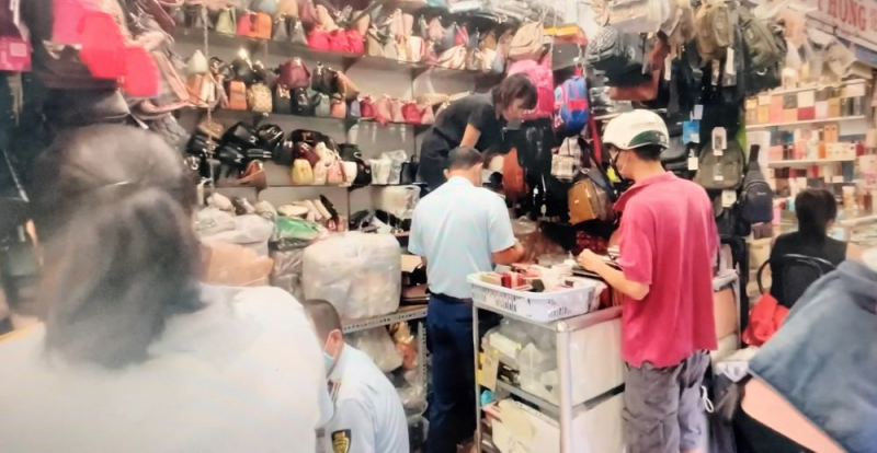 Phát hiện Trung tâm thương mại bán số lượng lớn hàng hóa nghi giả nhãn hiệu nổi tiếng -0