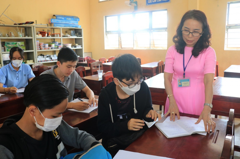 Cô giáo nặng lòng với học sinh vùng sâu -0