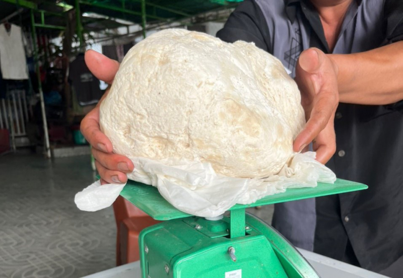 Ngư dân ở Huế vớt được vật lạ trên biển, nghi long diên hương quý hiếm -0