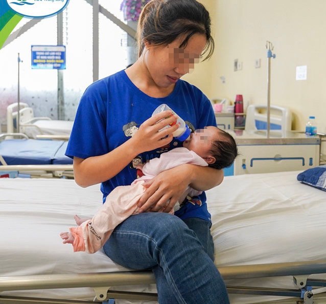 Phẫu thuật cho bé sơ sinh 17 ngày tuổi bị hở sọ mặt rất hiếm gặp -0