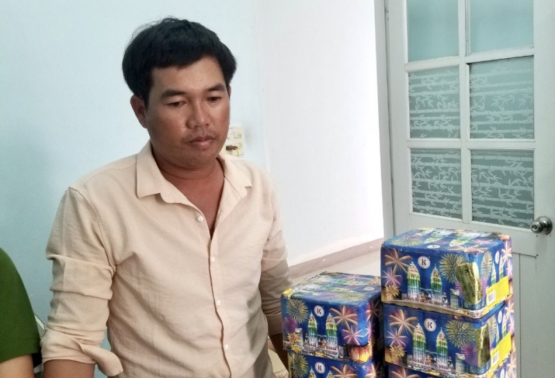 Bắt giữ 6 đối tượng mua bán, tang trữ, vận chuyển  trái phép 60kg pháo nổ -0