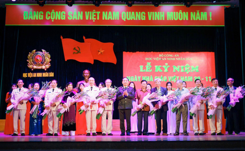 Deputy Minister Tran Quoc To congratulates public security teachers on Vietnamese Teachers' Day -0