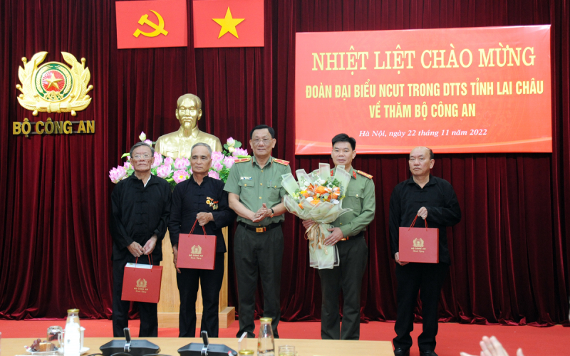 Bộ Công an gặp mặt Đoàn đại biểu người uy tín trong dân tộc thiểu số tỉnh Lai Châu -0