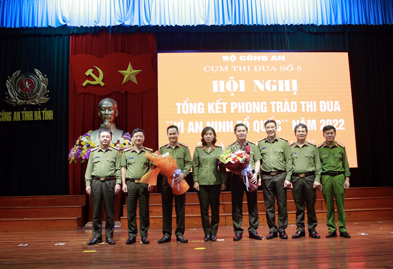 trao quyền cụm trưởng, cụm phó năm 2023 cho công an tỉnh quảng bình, công an tỉnh quảng trị .jpeg -0