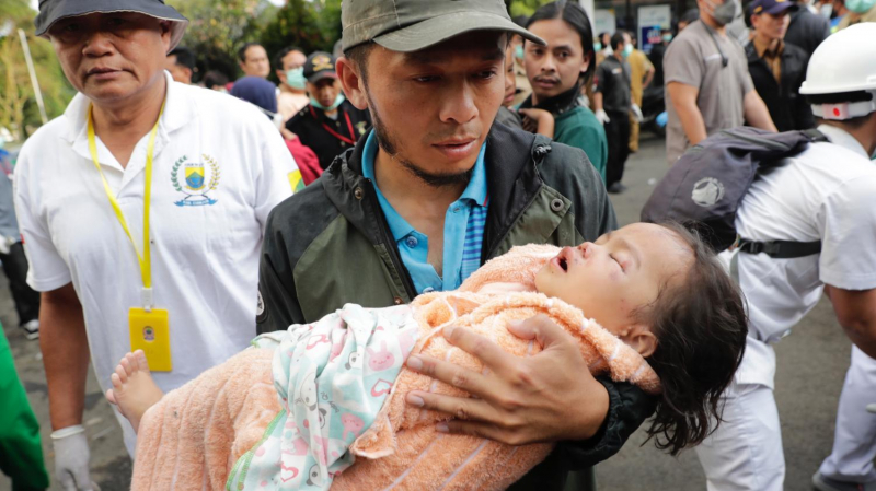 Nỗi đau bao trùm thị trấn nhỏ Indonesia hậu động đất kinh hoàng -0