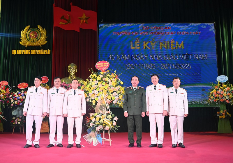 Deputy Minister Tran Quoc To congratulates public security teachers on Vietnamese Teachers' Day -0