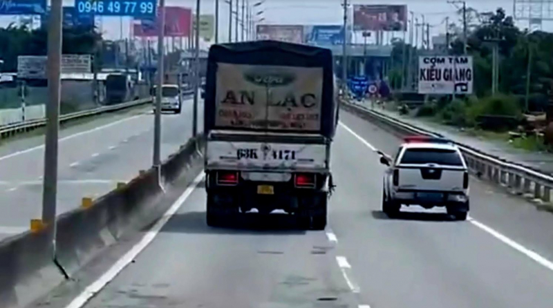 Đi vào làn dừng khẩn cấp còn “vờn” CSGT -0