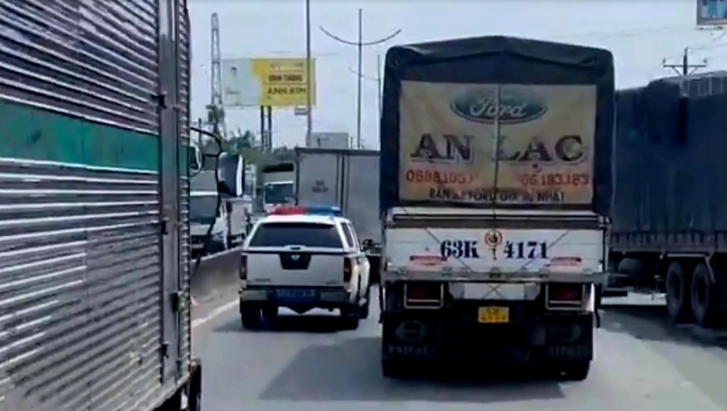 Đi vào làn dừng khẩn cấp còn “vờn” CSGT -1