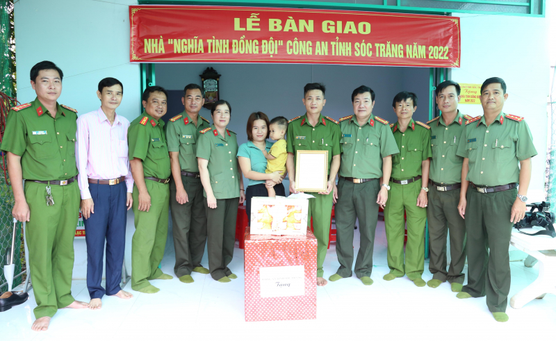Công an tỉnh Sóc Trăng trao nhà nghĩa tình đồng đội  -0