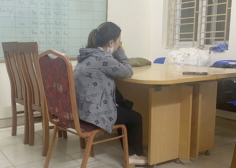 Kịp thời ngăn cản người phụ nữ có ý định nhảy cầu quyên sinh -0