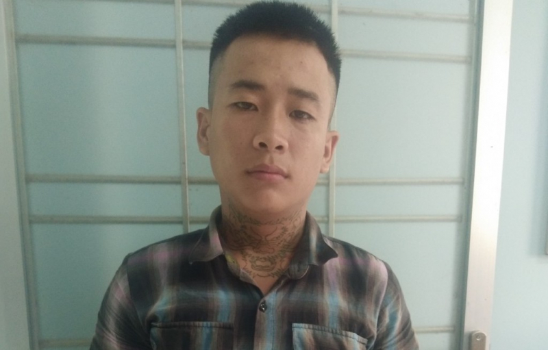 Nam thanh niên cầm súng rượt đuổi người khác trên phố -1