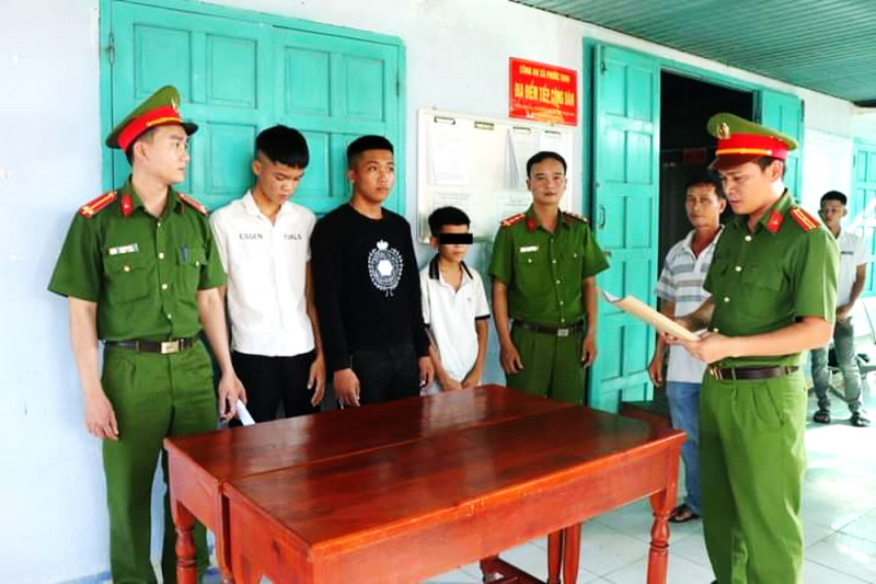 Rủ bạn “nhí” mang dao trả thù đối thủ, hai đối tượng bị khởi tố -0