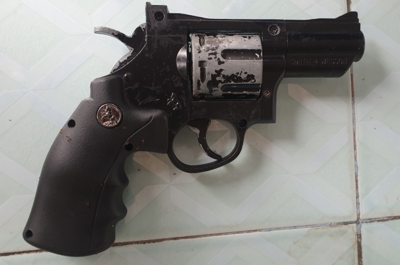 Nam thanh niên cầm súng rượt đuổi người khác trên phố -0