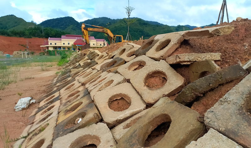 Khu liên hợp thể thao 53,3 tỷ đồng bị sạt lở nghiêm trọng -0
