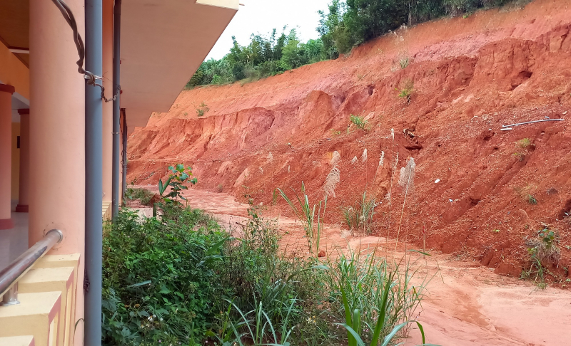 Khu liên hợp thể thao 53,3 tỷ đồng bị sạt lở nghiêm trọng -0