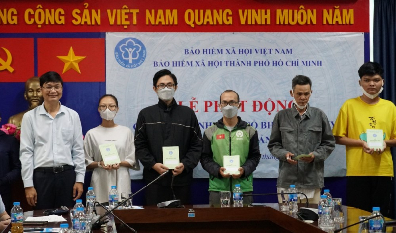 Tặng sổ BHXH và thẻ BHYT cho người dân có hoàn cảnh khó khăn -0