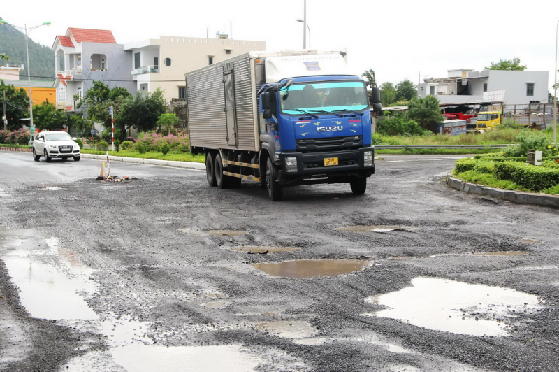 Hơn 1 tháng nữa mặt đường QL1A qua Phú Yên mới sửa chữa xong hư hỏng -0