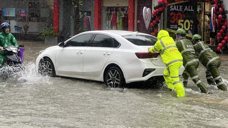 CSGT vừa phân luồng vừa giúp dân trong mưa lụt -0