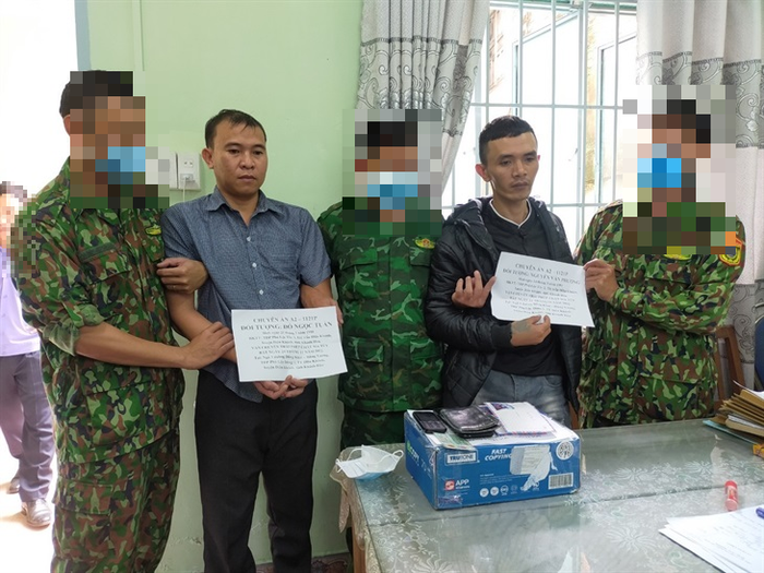 Vây bắt hai đối tượng vận chuyển 3 bánh heroin và 30 viên hồng phiến -0