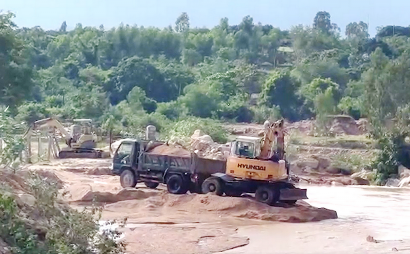 Bắt quả tang vụ khai thác khoáng sản trái phép ở núi Đá Vôi -0