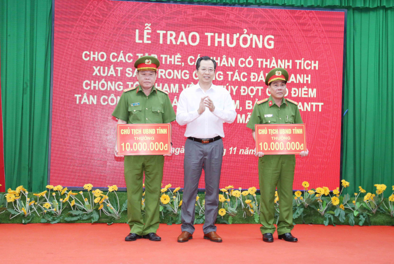 Khen thưởng các tập thể trong triệt phá tội phạm ma tuý -0