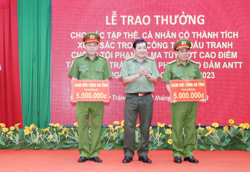 Khen thưởng các tập thể trong triệt phá tội phạm ma tuý -1