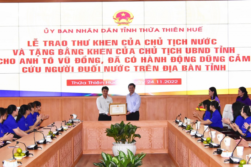 Trao Thư khen của Chủ tịch nước cho thanh niên cứu người  -0