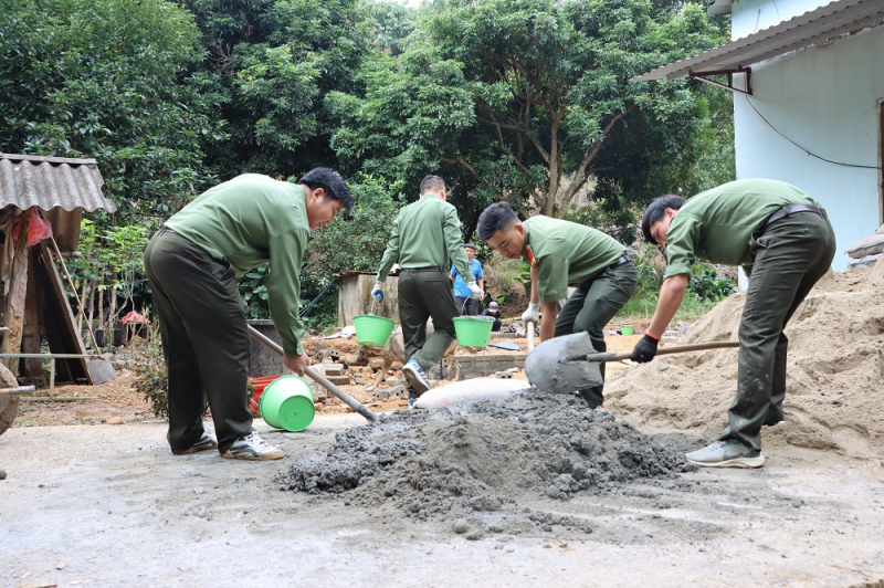 Đưa mái ấm về bản -0