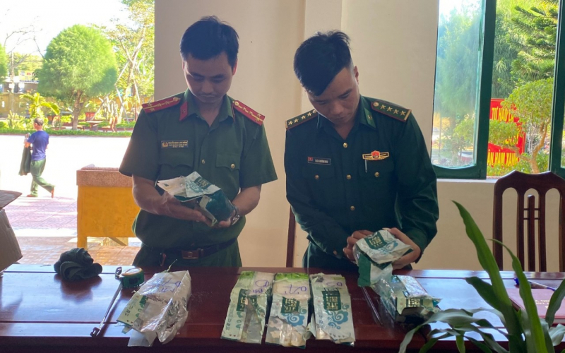 Ngư dân nhặt 7kg ma túy đá trên biển đem nộp cơ quan chức năng -0
