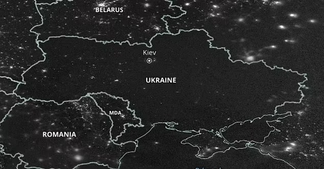 Ukraine chìm trong bóng tối trên ảnh vệ tinh NASA -0