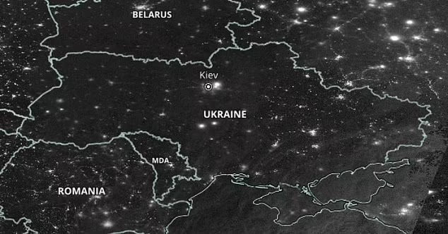 Ukraine chìm trong bóng tối trên ảnh vệ tinh NASA -0