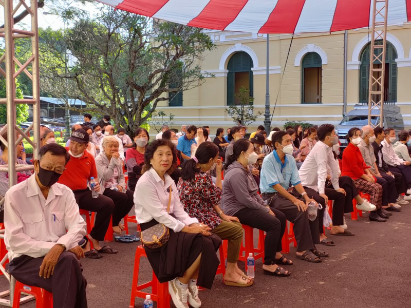 Cặp đôi “mẹ kế - cha đẻ” hành hạ bé gái 8 tuổi lần thứ hai ra tòa -0