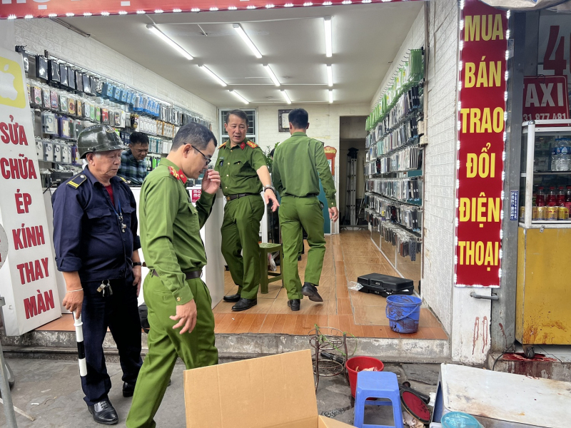 Một phụ nữ bị đối tượng cắt vào cổ tử vong ở Hà Nội -0