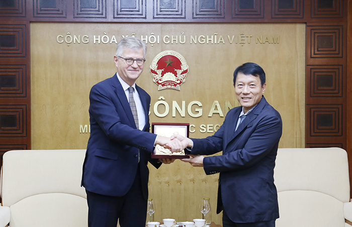 Góp phần thể hiện nghĩa vụ và trách nhiệm với hòa bình, an ninh quốc tế -0