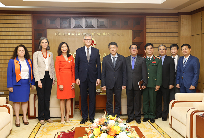 Góp phần thể hiện nghĩa vụ và trách nhiệm với hòa bình, an ninh quốc tế -0