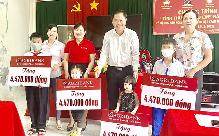 “Tình thương cho em” của tập thể người lao động Agribank Chợ Gạo -0