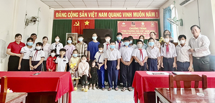 “Tình thương cho em” của tập thể người lao động Agribank Chợ Gạo -2